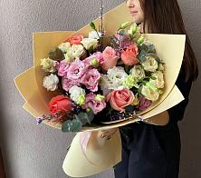 Букет цветов из:  Розы, Лизиантусы и Гвоздики #REPLACE_PRED# Шишовке