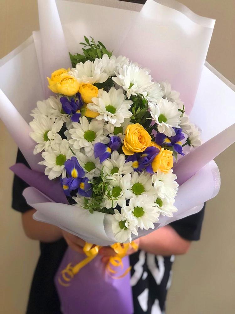 Букет цветов из: Ирисы, Хризантемы и Розы в Шишовке