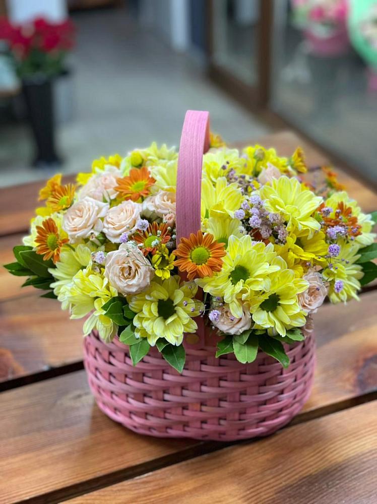 Цветочная композиция из Хризантемы и Розы в корзине в Шишовке