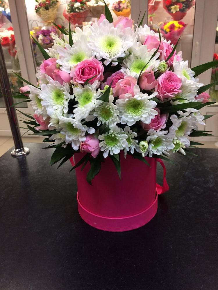 Цветочная композиция из Розы и Хризантемы в шляпной коробке в Шишовке