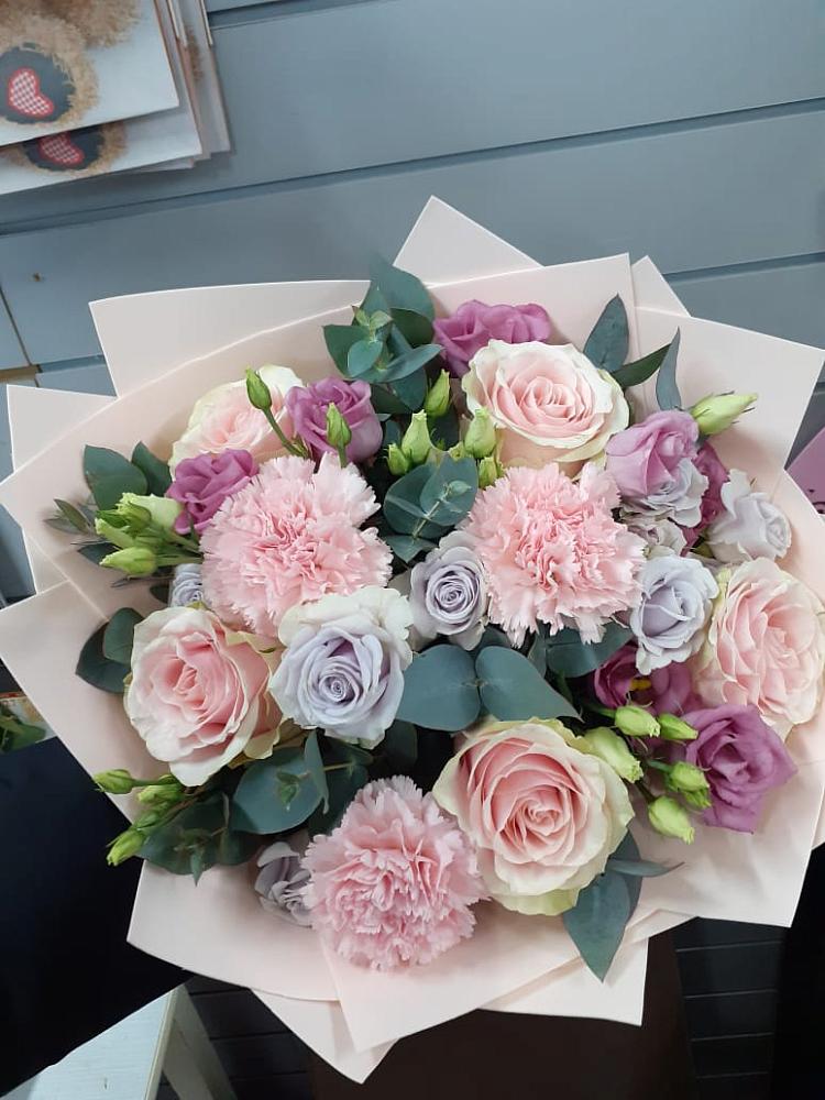 Букет цветов из: Розы, Гвоздики и Лизиантусы в Шишовке